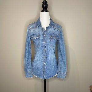 Levi’s Denim shirt XS. In good condition